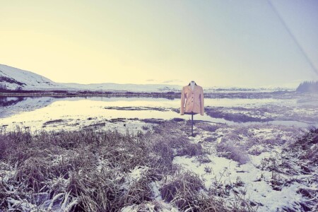 Fashionstill Jacket auf Büste an einem See.