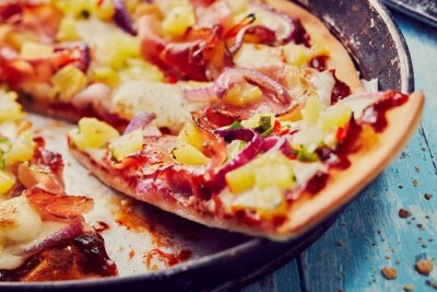 Pizza mit Ananas, bacon & Zwiebeln Gastro Werbefoto. Pizza mit Ananas, bacon & Zwiebeln.