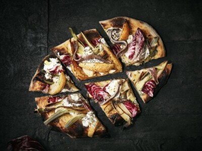 Food Foto Pinsa Foodfoto Pinsa angeschnitten auf schwarzem Untergrund