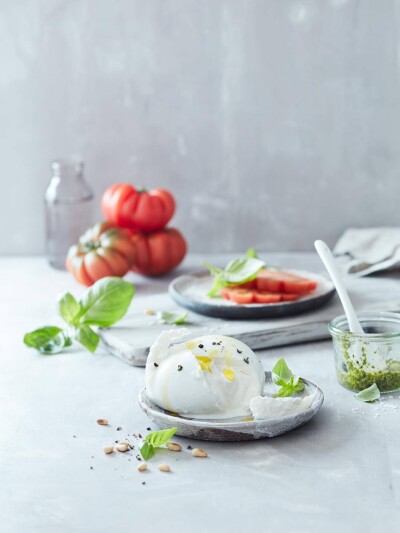 Foodfoto Burrata mit Pesto & Tomaten. Foodfotograf: Burrata mit Pesto & Tomaten.