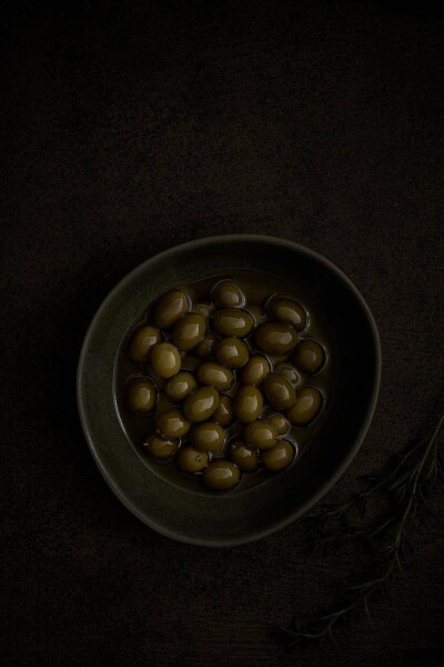 Fotograf Food: Oliven Fotograf Food, Grüne Oliven in Schale als topshot fotografiert