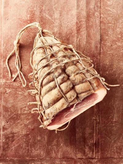 Foodfoto eines Zibello Schinken auf rotem Untergrund. Foodfoto eines Zibello Schinken auf rotem Untergrund.