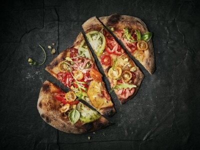 Foodfoto Pinsa Foodfoto Pinsa mit Tomaten angeschnitten