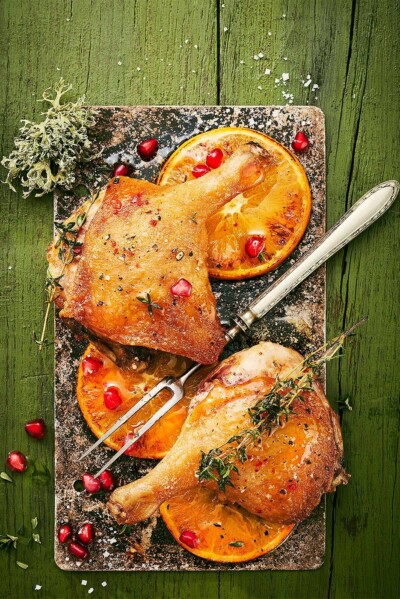 Entenkeule auf Orangenscheiben Rezeptfoto Kochbuch. Entenkeule auf Orangenscheiben.