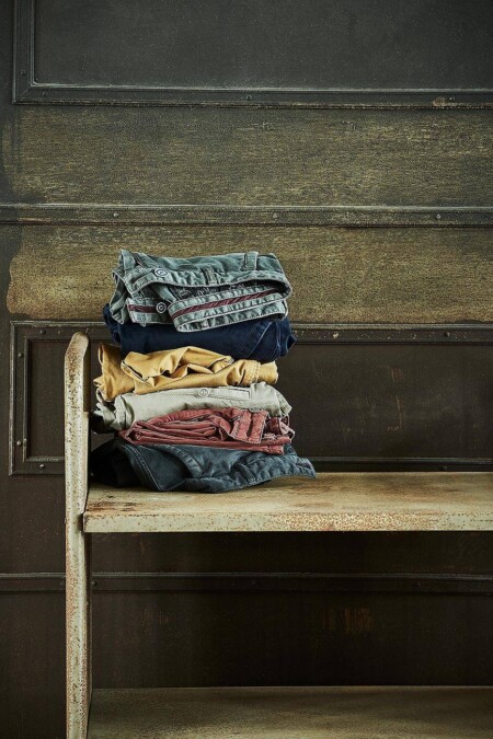 Legeware Still Life Stapel bunte Chino Hosen.