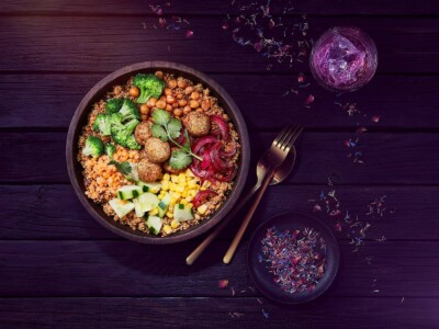 Bowl vegan mit Besteck auf Holzuntergrund für Speisekarte Restaurant Berlin. Bowl vegan mit Besteck auf Holzuntergrund für Speisekarte Restaurant Berlin.