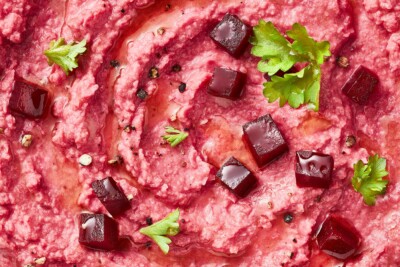 Sepeisekarta Gastro: Rote Beete Hummus Hummus mit roter Beete für Gastronomie fotografiert.