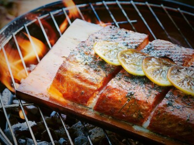 Lachs Brett BBQ, Werbefoto Food. Lachs Brett BBQ.