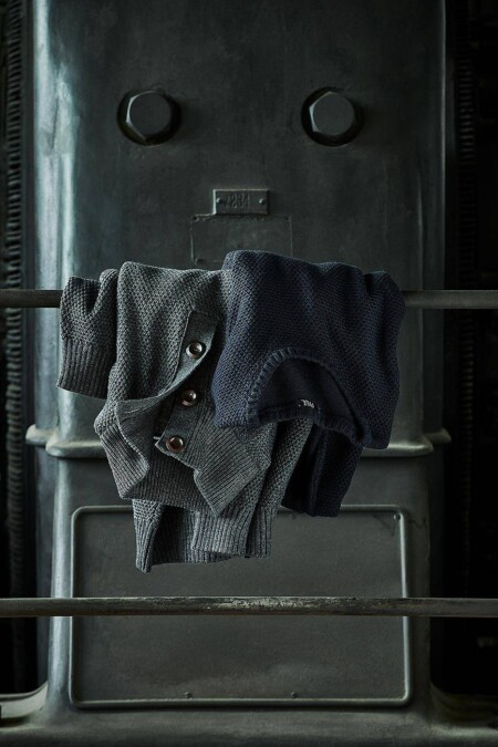 Strickpullover als Legeware on location fotografiert.
