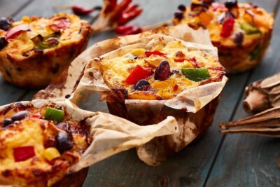 Mexican Food auf Holzplatte. Mexican Muffins auf Holzplatte.