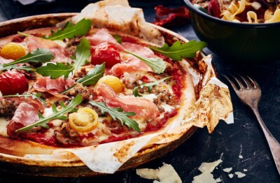 Produktfotografie Pizza belegt mit Salsiccia, Salami, Tomaten. Foodfotograf, Pizza belegt mit Salsiccia, Salami, Tomaten.