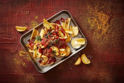 Fotograf fotografiert Rezeptfoto Loaded fries mit Currywurst. Rezeptfoto Loaded fries mit Currywurst.