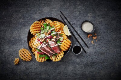 Rezeptfoto Asian loaded fries mit Rindfleisch. Food Fotograf/ Asian loaded fries mit Rindfleisch.