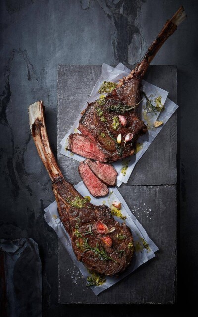 Werbefotografie Tomahawk Steak angeschnitten im top shot. Werbefotografie Tomahawk Steak angeschnitten im top shot.