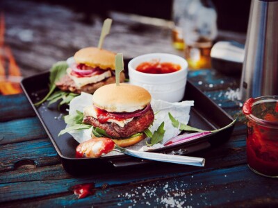 Werbefotografie: Mini Burger am Lagerfeuer mit Tageslicht fotografiert. Mini Burger am Lagerfeuer von Foodfotograf fotografiert.