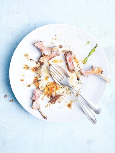 Werbefotografie: Teller mit Resten Lammrack. Teller mit Resten Lammrack.