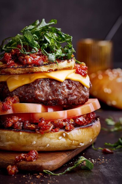 Detail Werbefoto Ananas Burger mit Rauke. Werbefoto Ananas Burger mit Rauke.